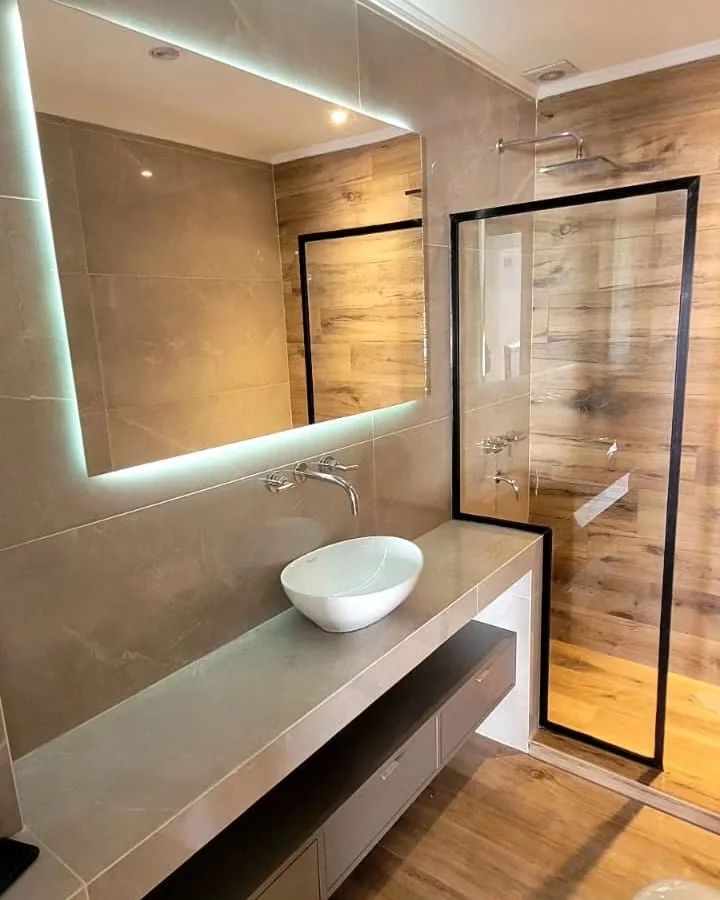 Espejo de baño a medida con terminación moderna