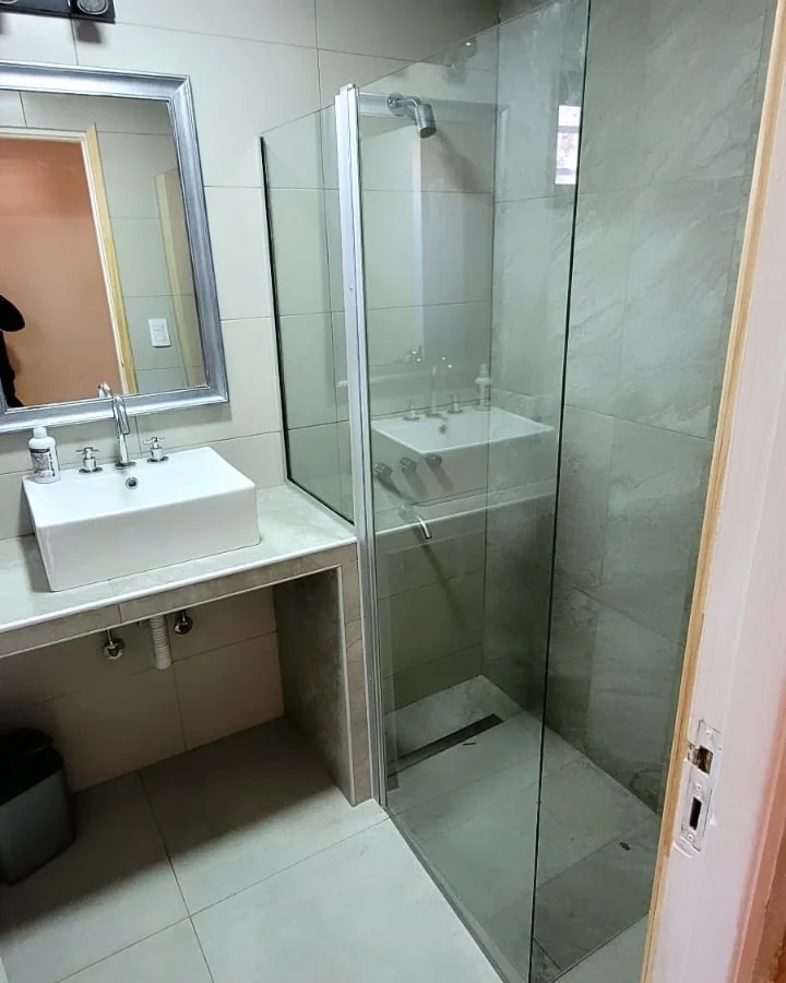 Mampara de baño de vidrio templado colocada a medida